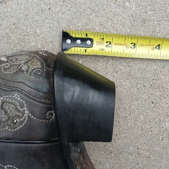 Corral Studded Leather Western Boot Sz 9.5 GUC